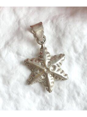Snowflake Shaped 3 Diemensional Tiny Cute 925 Vintage Pendant